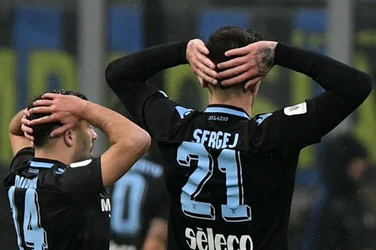 Mens holdkammeraterne sparker fra pletten holder Riza Durmisi (tv.) og Sergej Milinkovic-Savic vejret.
   Foto: Miguel Medina/Ritzau Scanpix