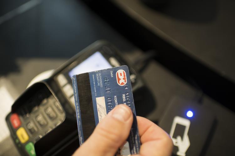 Jyske Bank har overvejet at dele betalingskortene op i et visakort og et dankort. Danske Bank holder fast i den nuværende kurs. Foto: Anthon Unger