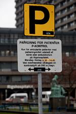 
   Rigshopitalets p-skilte lever ikke op til kravene. En matrikel som Rigshospitalets ejes af Region Hovedstaden, men sidestilles med en privat matrikel, når det gælder parkering. Derfor skulle der ved indkørslen stå sorte skilte forsynet med et hvidt P. Den private parkeringsbranche efterlyser ordnede forhold omkring hovedstadens hospitaler.
   Foto: Jacob Ehrbahn/POLFOTO