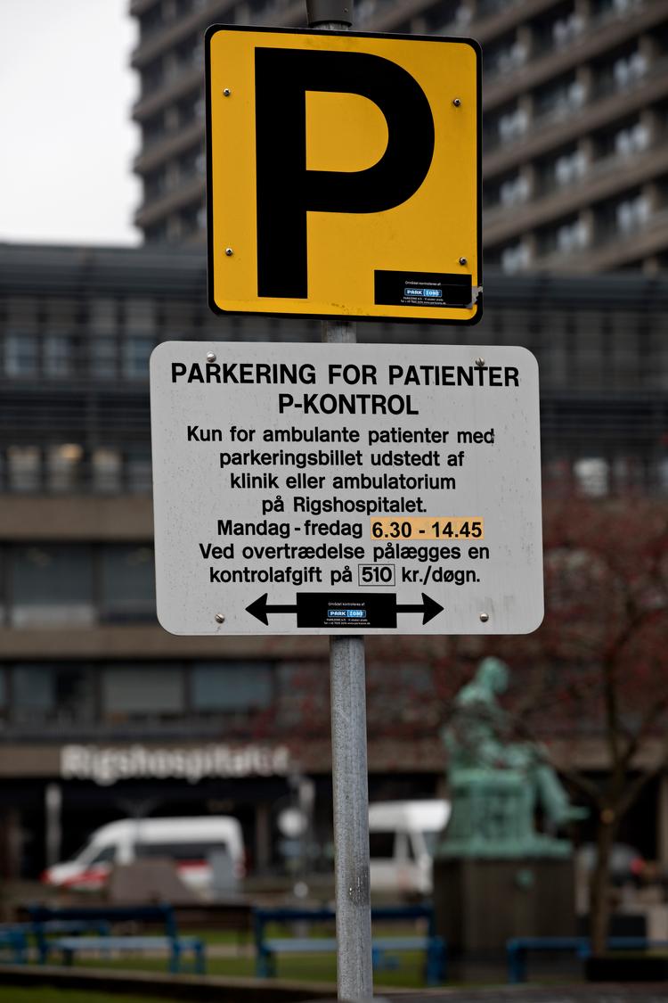 
   Rigshopitalets p-skilte lever ikke op til kravene. En matrikel som Rigshospitalets ejes af Region Hovedstaden, men sidestilles med en privat matrikel, når det gælder parkering. Derfor skulle der ved indkørslen stå sorte skilte forsynet med et hvidt P. Den private parkeringsbranche efterlyser ordnede forhold omkring hovedstadens hospitaler.
   Foto: Jacob Ehrbahn/POLFOTO