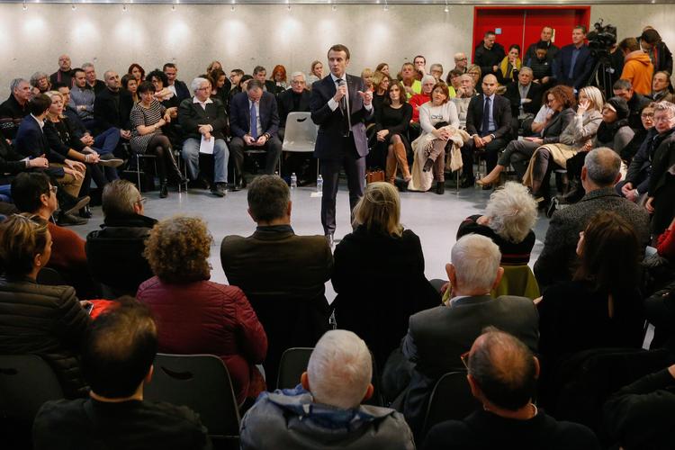 Præsident Macron møder folket.. Men på knap to uger har over 2.000 arrangementer uden præsident og ministre samlet store menneskeskarer til debatter om landets fremtid. Foto:
     EMMANUEL FOUDROT /  AFP
   Foto: Emmanuel Foudrot/Ritzau Scanpix