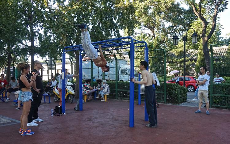 En gruppe unge  dyrker motion i en af Beijings parker. Foto: Magdalena Gonzalez