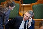  Det er blevet klart, at Socialdemokratiet nu vil stemme for paradigmeskiftet i udlændingepolitikken. Det til trods for, at partiet har sagt, at det ikke kan støtte den nedsatte integrationsydelse, der uden tvivl vil sende flere ud i fattigdom. Også børn, skriver Noa Redington. 

   Foto: Jens Dresling/POLFOTO