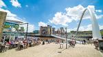 Gateshead Millennium Bridge forbinder Newcastle med tvillingebyen Gateshead. Den er sammen med kulturcentret Sage – tegnet af stjernearkitekten Norman Foster – et af symbolerne på den udvikling, der har gjort Quayside-området smart og moderne. Foto: Richard Kenworthy