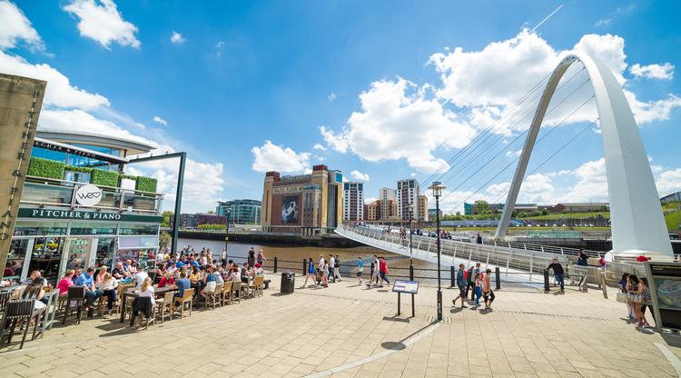 Gateshead Millennium Bridge forbinder Newcastle med tvillingebyen Gateshead. Den er sammen med kulturcentret Sage – tegnet af stjernearkitekten Norman Foster – et af symbolerne på den udvikling, der har gjort Quayside-området smart og moderne. Foto: Richard Kenworthy