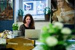 Monica Lylloff er jurist og mor til tre mentalt handikappede børn. Hver dag følger hun sin angstplagede søn i skole i Vanløse, venter til undervisningen er overstået, og kører ham derefter hjem igen.


   Foto: Finn Frandsen/POLFOTO