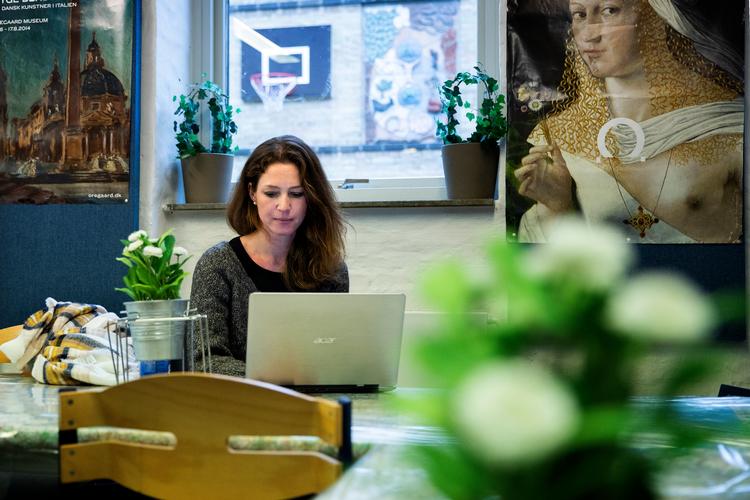 Monica Lylloff er jurist og mor til tre mentalt handikappede børn. Hver dag følger hun sin angstplagede søn i skole i Vanløse, venter til undervisningen er overstået, og kører ham derefter hjem igen.


   Foto: Finn Frandsen/POLFOTO