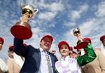 Darren Weir står her sammen med jockeyen Michelle Payne, da han havde scoret en af sine største gevinster ved Melbourne Cup i 2015.
   Foto: Hamish Blair/Ritzau Scanpix
