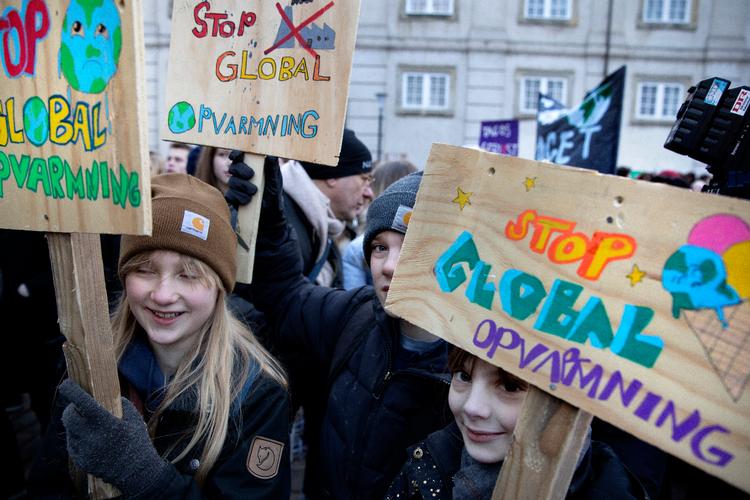Dagens demonstranter. Fra venstre Vilma på 11 år, Magne på 11 år og Alba på 12 år.  Foto: Finn Frandsen/POLFOTO