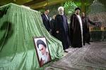 
 Irans præsident  Rouhani føler sig hårdt presset af USA' sanktioner. Her besøger han ayatollah Khomeinis gravsted. 
   Foto: Handout/Ritzau Scanpix