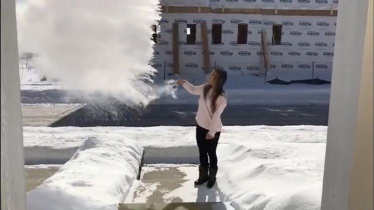 På de sociale medier deler amerikanerne deres oplevelser af Polar Vortex under hashtagget #boilingwaterchallenge. Foto: Social Media/Ritzau Scanpix