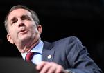 Virginias guvernør, Ralph Northam, opfordres til at træde af og anklages for at være racistisk efter et gammelt billede fra hans årbog fra 1984 er havnet i hænderne på diverse medier. Foto: JIM WATSON / AFP)
   Foto: Jim Watson/Ritzau Scanpix