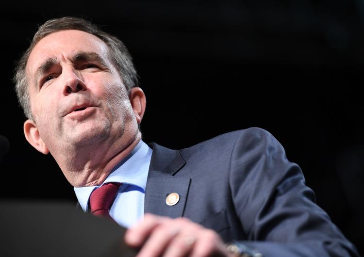 Virginias guvernør, Ralph Northam, opfordres til at træde af og anklages for at være racistisk efter et gammelt billede fra hans årbog fra 1984 er havnet i hænderne på diverse medier. Foto: JIM WATSON / AFP)
   Foto: Jim Watson/Ritzau Scanpix