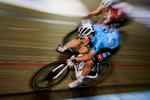Matias Malmberg koncentreret og i fuld fart under en af jagterne. I baggrunden anes Oliver Wulff Freederiksen. Foto: Lars Røbøg/Bilka 6dagesløbet/Getty Images. 