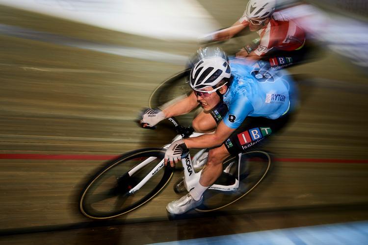 Matias Malmberg koncentreret og i fuld fart under en af jagterne. I baggrunden anes Oliver Wulff Freederiksen. Foto: Lars Røbøg/Bilka 6dagesløbet/Getty Images. 