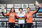 Belgieren Sanne Cant kunne for tredje år i træk lade sig hylde med VM-guld om halsen flankeret af den dybt skuffede Lucinda Brand (t.v.) og Marianne Vos. Foto: Claus Fisker/Ritzau Scanpix