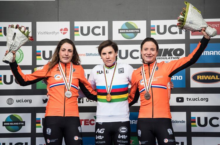 Belgieren Sanne Cant kunne for tredje år i træk lade sig hylde med VM-guld om halsen flankeret af den dybt skuffede Lucinda Brand (t.v.) og Marianne Vos. Foto: Claus Fisker/Ritzau Scanpix