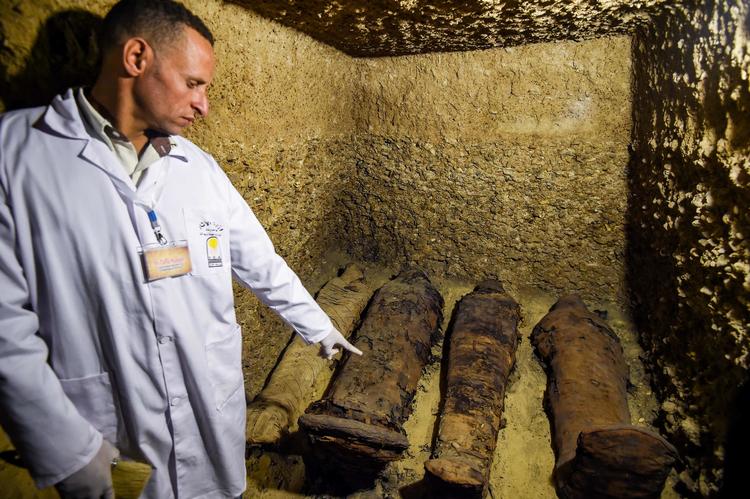 Egyptiske arkæologer har fundet en grav med 50 mumier i den centrale provins Minya syd for Kairo. Foto: Mohamed El-shahed/Ritzau Scanpix