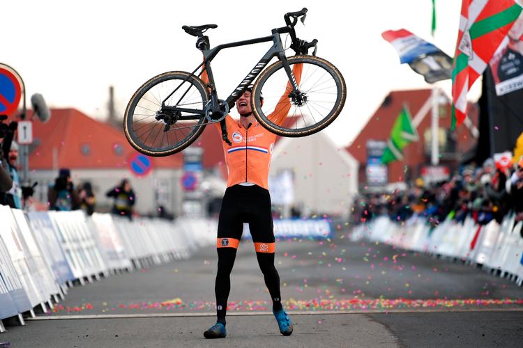 Mathieu van der Poel hæver cyklen i triumf efter at have passeret målstregen i Bogense som vinder af verdensmesterskabet i cykelcross. Foto: Claus Fisker/Ritzau Scanpix