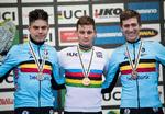 Egentlig ser både Wout van Aert (t.v.) og Toon Aerts gladere ud end guldvinderen Mathieu van der Poel på dette billede fra medaljehyldesten i Bogens. Foto: Claus Fisker/Ritzau Scanpix