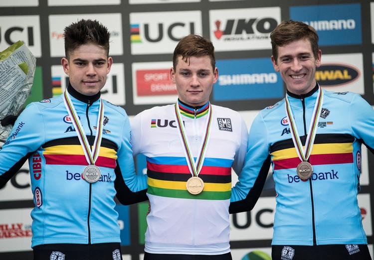 Egentlig ser både Wout van Aert (t.v.) og Toon Aerts gladere ud end guldvinderen Mathieu van der Poel på dette billede fra medaljehyldesten i Bogens. Foto: Claus Fisker/Ritzau Scanpix