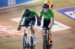 Jesper Mørkøvs ansigtstryk i skiftet med Christian Grasmann vidner mere end mange ord om den vilje, han er besjælet af under det københavnske seksdagesløb. Foto: Lars Rønbøg/Bilka 6dagesløb/Getty Images. 