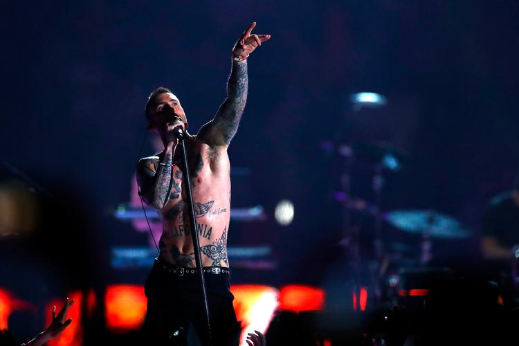 Adam Levine brugte et af de ældste tricks i bogen, men Maroon 5 leverede ikke ligefrem noget mindeværdigt half time-show.
   Foto: Maddie Meyer/Ritzau Scanpix
