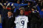 Cardiff-tilhængere med en spillertrøje med Salas navn ved kampen mod Bornemouth i lørdags.  Foto: Geoff Caddick/Ritzau Scanpix