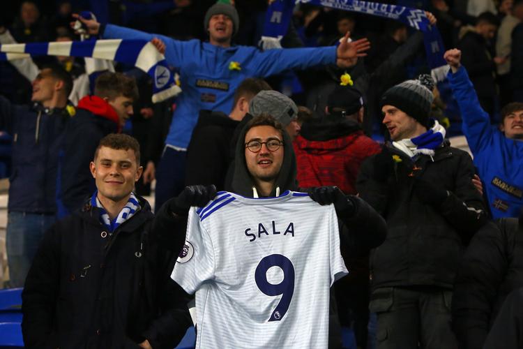 Cardiff-tilhængere med en spillertrøje med Salas navn ved kampen mod Bornemouth i lørdags.  Foto: Geoff Caddick/Ritzau Scanpix