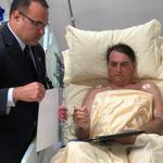 Brasiliens præsident, Jair Bolsonaro, fotograferet 31. januar, hvor han underskrev dokumenter fra sin sygeseng på Albert Einstein Hospitalet i Sao Paulo. Foto: Handout/Ritzau Scanpix