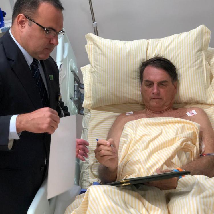 Brasiliens præsident, Jair Bolsonaro, fotograferet 31. januar, hvor han underskrev dokumenter fra sin sygeseng på Albert Einstein Hospitalet i Sao Paulo. Foto: Handout/Ritzau Scanpix