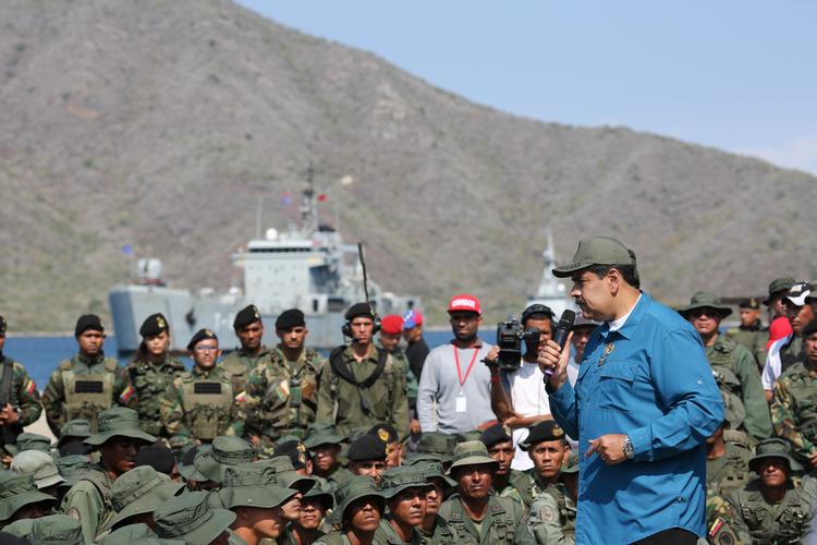 Venezuelas præsident Nicolás Maduro, der her taler på en base i Turiamo, påstår at have opbakning fra 2 millioner militærfolk fra reserven. 
 Foto: Handout/Ritzau Scanpix
