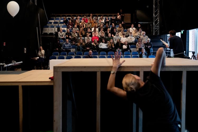 Skuespillerne Mia Lerdam og Andreas Berg Nielsen under prøverne på teaterstykket 'Eksplosioner', som er skrevet på baggrund af et samarbejde med elever fra 8.-klassetrin i Guldborgsund kommune.  Foto: Peter Hove Olesen/POLFOTO