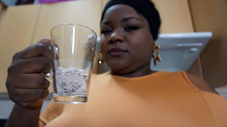 Flere mennesker døjer med lidelsen pica, hvor de tvangsspiser alt andet end mad. Patrice på billedet her er en af dem. Foto: Passion Distribution.  