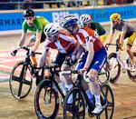 Michael Mørkøv dirigerer Oliver Wulff Frederiks videre på banelegemet, mens Jesper Mørkøv i baggrunden overvåger storebrors manøvrer. Foto: Lars Rønbøg/Bilka 6dagesløbet/Getty Images. 