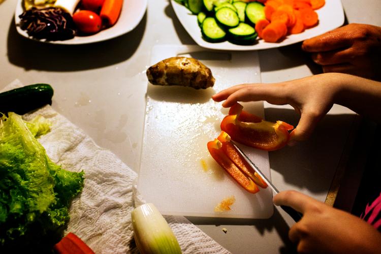 Vi skal spise mere grønt for klimaet skyld. Men hvis forbrugerne ikke selv orker at snitte, så kan butikker og producenter måske hjælpe til, lyder et af de foreløbige bud fra Coop, som deltager i et nyt partnerskab om klimavenlig mad.   Foto: Miriam Dalsgaard/POLFOTO