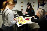 Brøker, plus, division og store tal. 3.d på Antvorskov Skole har matematik - i dag med et særligt program på computeren. Når de gennemfører et modul, må de klippe en stjerne ud, som hænges på væggen, forklarer lærer Mie Bang (th).  
   Foto: Martin Lehmann/POLFOTO
