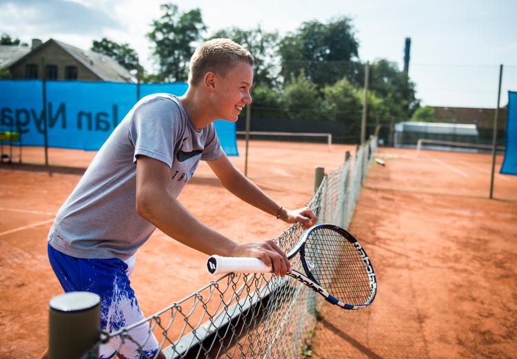 Holger Rune er en ung spiller på vej frem, og ture til det store udland er en vej til at forstærke hans gode udvikling blandt de bedste juniorer. Foto: Jonas Olufson/POLFOTO