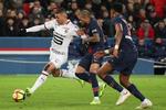 Hatem Ben Arfa ses her i en kamp for sin nye klub Rennes i et opgør mod sine tidligere PSG-klubkammerater, bl.a. Dani Alves, i den franske liga. 
   Foto: Zakaria Abdelkafi/Ritzau Scanpix