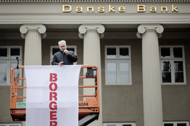 
    Mellemfolkeligt Samvirke stod sidst år bag en demonstration mod Danske Bank og finansverdenen. Omkring 200 var mødt op foran bankens hovedsæde på Kongens Nytorv i København. Tidligere forbundsformand i FOA, Dennis Kristensen, talte for at stække bankerne.
   Foto: Emma Sejersen/POLFOTO