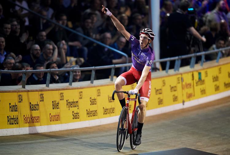 Polakken Bartosz Rudyk jubler efter at have kørt hurtigst i en omgang på tid. Foto: Lars Rønbøg/Bilka 6 dagesløbet/Getty Images. 