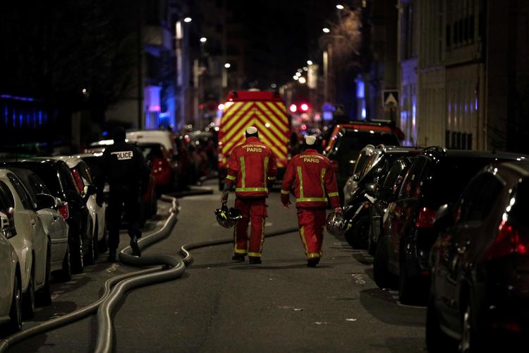 »Dødstallet kan fortsat stige, da der stadig er ild i syvende og ottende etage«, siger en talsmand for brandvæsnet tidligt tirsdag morgen.  Foto: Geoffroy van der Hasselt/Ritzau Scanpix