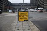 Parkeringsskiltene på Rigshospitalet i København lever ikke op til kravene. En matrikel som Rigshospitalets ejes af Region Hovedstaden men sidestilles med en privat matrikel, når det gælder parkering. Her skal skilte være sorte skilte med hvid skrift.
   Foto: Jacob Ehrbahn/POLFOTO