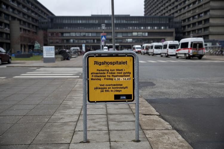 Parkeringsskiltene på Rigshospitalet i København lever ikke op til kravene. En matrikel som Rigshospitalets ejes af Region Hovedstaden men sidestilles med en privat matrikel, når det gælder parkering. Her skal skilte være sorte skilte med hvid skrift.
   Foto: Jacob Ehrbahn/POLFOTO