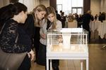 Gæster på sidste års generalforsamling for aktionærer kigger på Pandoras produkter. Foto: Gregers Tycho (arkiv)/POLFOTO