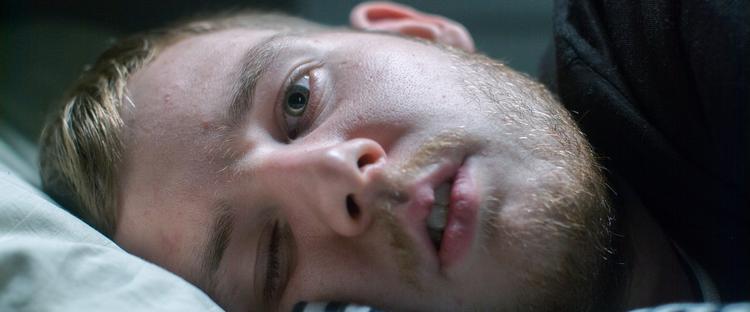 Det er et sandt sansebombardement at følge den unge mand i Kim Richard Adler Mejldals videoværk 'Days of Al', der nok varer over en time, men hvor hvert sekund er både smukt og smertefuldt.  Foto: stillbillede fra videoen