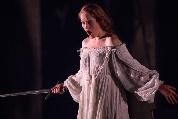 Cornelia Beskow med sværd i hånd, da hun sang Sieglinde i Wagners 'Valkyrien' på Den Ny Opera i Esbjerg 2017. Foto: Mogens Damm