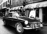 Parret var en del jetsettet og festede ofte på de meste eksklusive natklubber i København. På billedet ses de med med butler og sportsvogn. 
   Foto: Polfoto/POLFOTO
