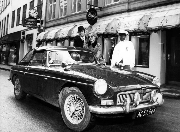 Parret var en del jetsettet og festede ofte på de meste eksklusive natklubber i København. På billedet ses de med med butler og sportsvogn. 
   Foto: Polfoto/POLFOTO