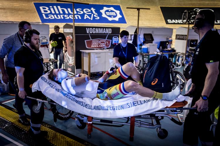 Hollænderen Wim Stroetinga på vej til behandling efter sit styrt i handikapjagten. Foto: Mads Claus Rasmussen/Ritzau Scanpix
